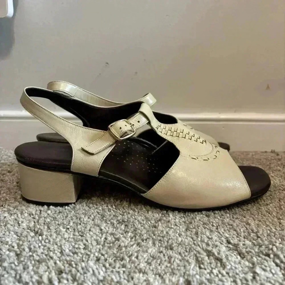 Bon Voyage Made In Italy Leather Cream Sandals Size 10 - Picture 1 of 7